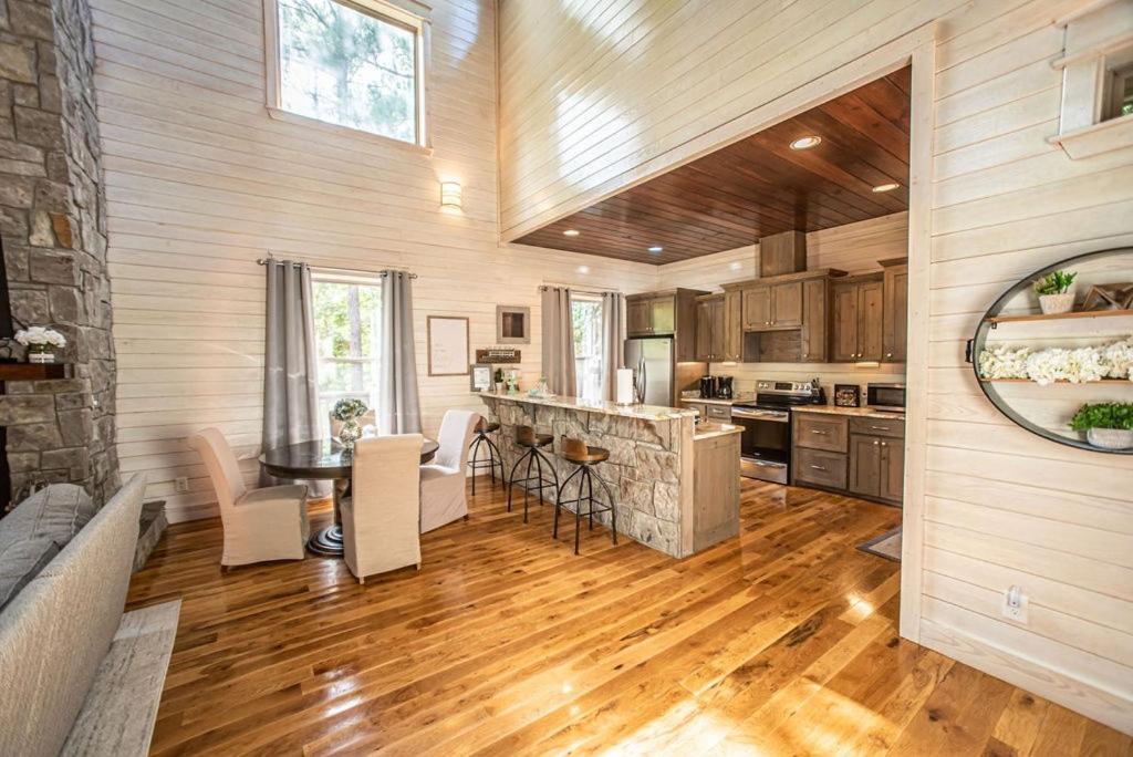 Merlot Mountain - Heated Spa Pool And Hot Tub! Cabin Broken Bow Exterior photo